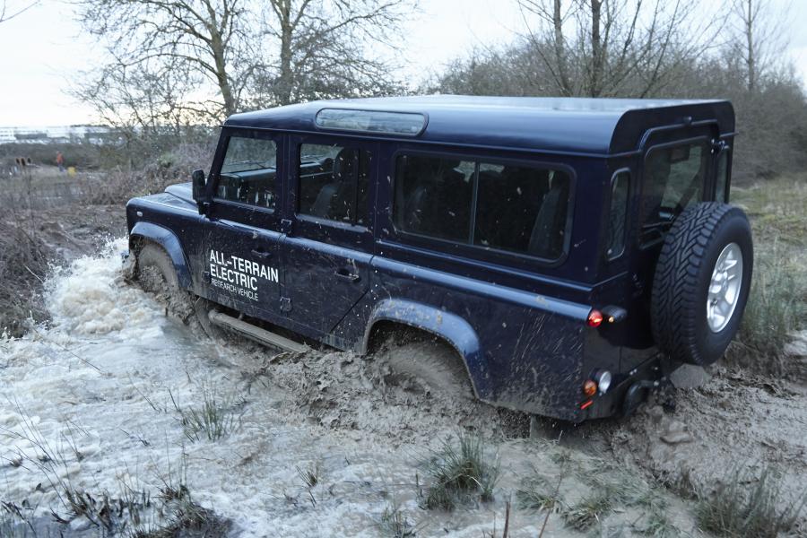  Land Rover Defender 110 Electric Research Vehicle 2013 года  (фото 11 из 14)